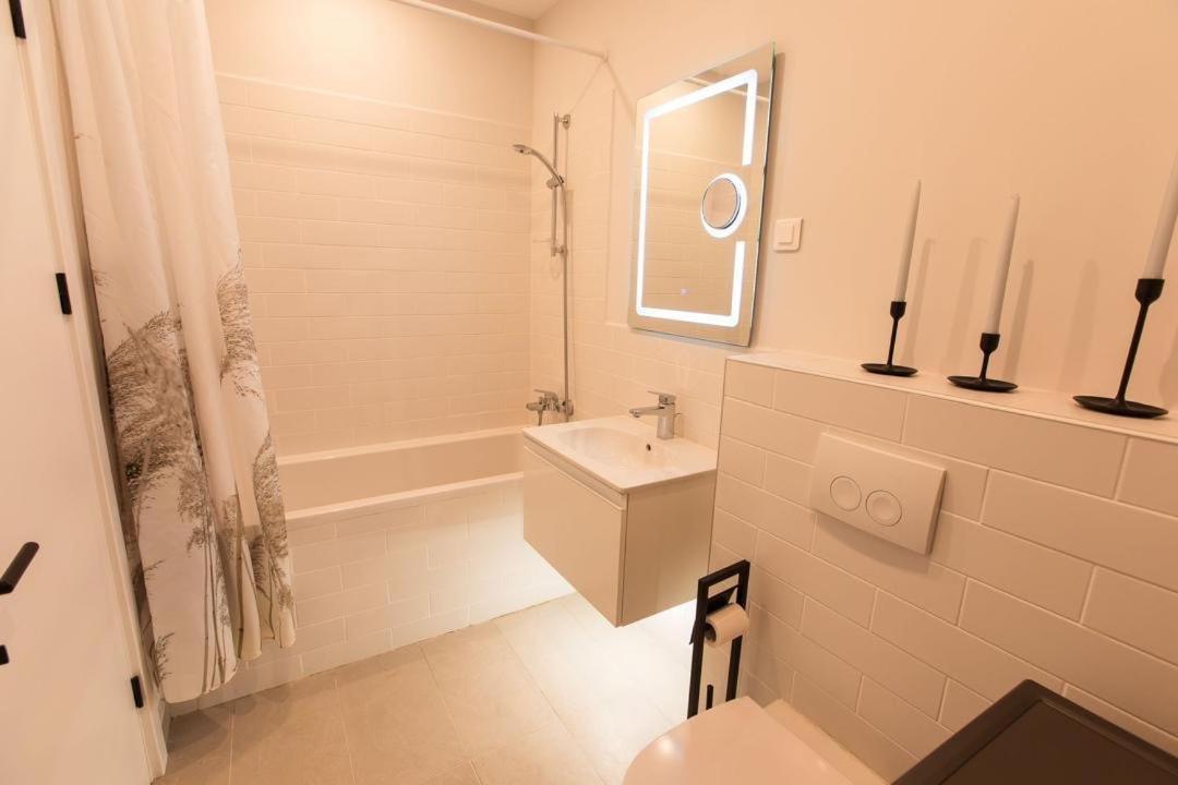 Escapism - Premium 1Br Apartment With Parking 布加勒斯特 外观 照片