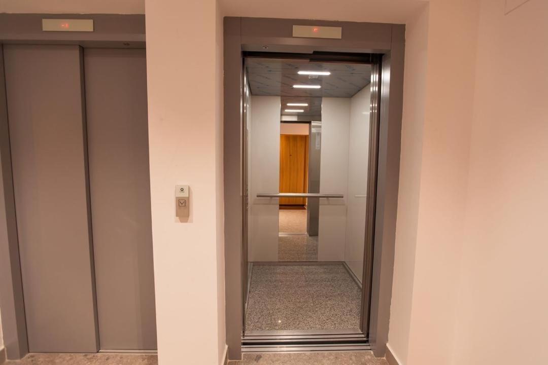 Escapism - Premium 1Br Apartment With Parking 布加勒斯特 外观 照片